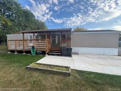 48574 Lakeview E, Shelby Township, MI 48317
