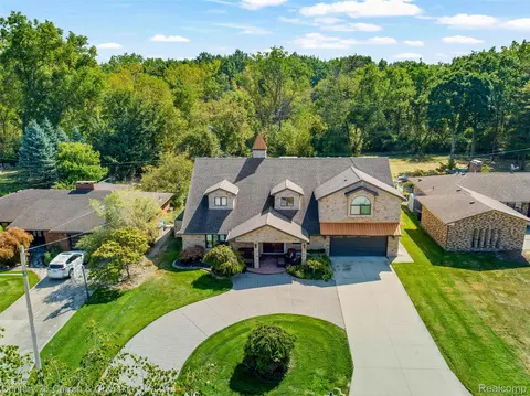 5984 Campus Dr, Dearborn Heights, MI 48127