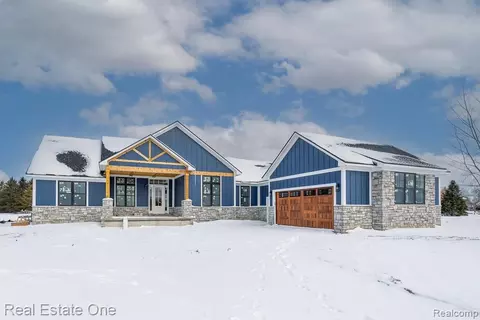 1904 Sandy Shores Dr, Oxford, MI 48371