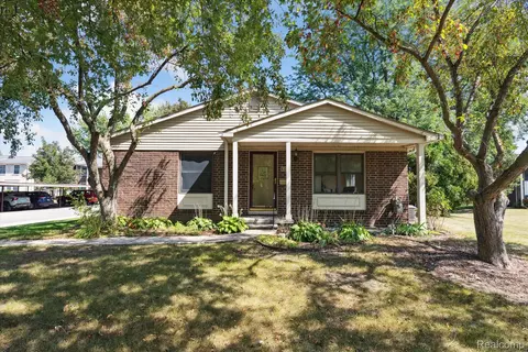 8346 Lakeview Dr, Superior, MI 48198