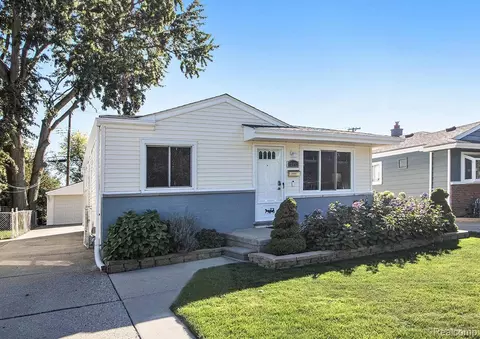 22452 Lake Dr, Saint Clair Shores, MI 48082