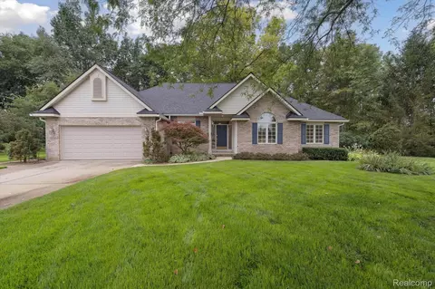 16534 W Horseshoe Trl, Fenton, MI 48451