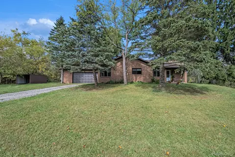 12345 Alcoy Dr, Fenton, MI 48430
