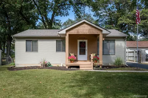 5720 Berkley Dr, Waterford, MI 48327