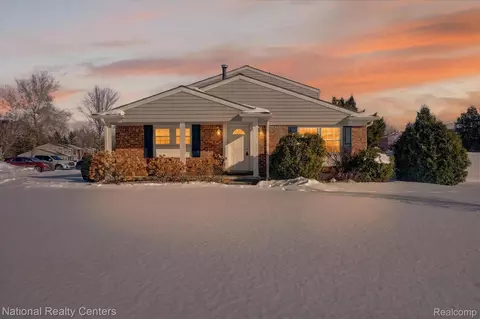 24825 Olde Orchard St, Novi, MI 48375