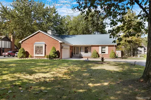 8614 Island Blvd, Grosse Ile, MI 48138