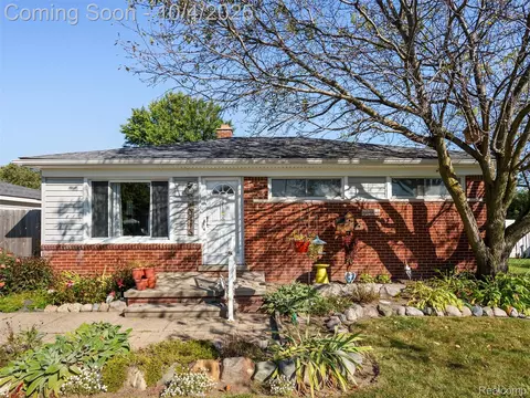 20415 Nicke St, Clinton Township, MI 48035
