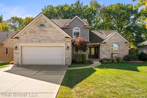 372 Daylily Dr, Rochester Hills, MI 48307