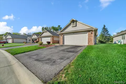 3018 Rivers Edge Dr N, Wayne, MI 48184