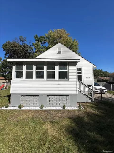 2135 Jarvis Ave, Warren, MI 48091