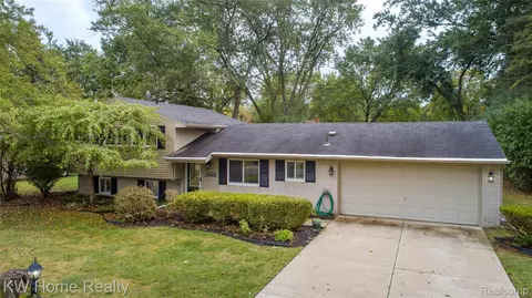 28955 Glenarden St, Farmington, MI 48334