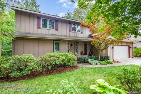 2716 Whitewood Dr, Midland, MI 48642