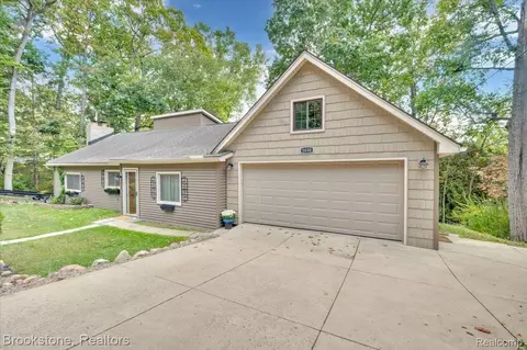 1030 Forest Lake Blvd, Orion, MI 48362