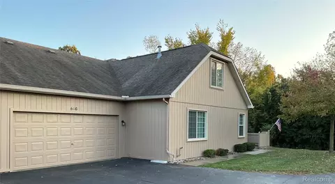 616 Perry Creek Dr #11, Grand Blanc, MI 48439