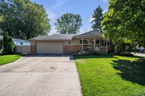 30803 Pierce St, Garden City, MI 48135