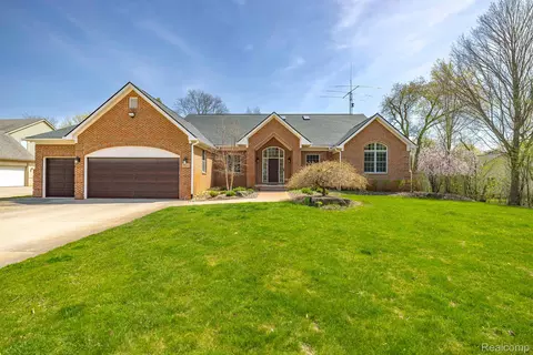 28468 Schroeder St, Farmington Hills, MI 48331