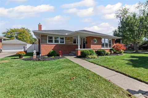 3365 Syckelmoore St, Trenton, MI 48183