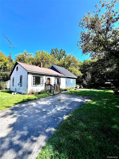 6030 Coe Dr, Davison, MI 48423