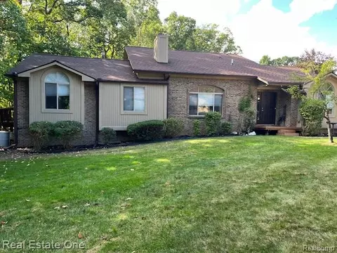 7453 Pepper Crk, West Bloomfield, MI 48322
