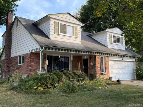 8636 War Bonnet Dr, Commerce, MI 48382