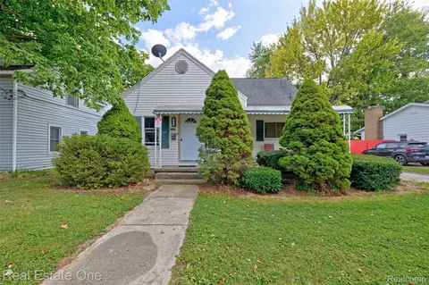 8247 Miller Rd, Swartz Creek, MI 48473