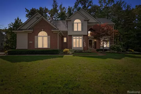 6404 Pennington Dr, White Lake, MI 48383