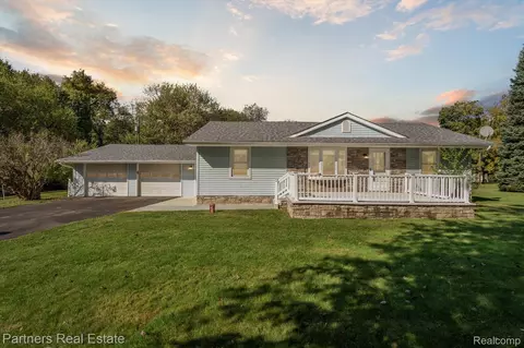 6505 Strawberry Lake Rd, Hamburg, MI 48139