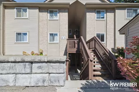 4862 Ashley Ln, Waterford, MI 48329