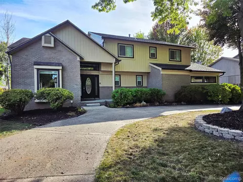 37731 E Stableview Dr E, Farmington, MI 48335