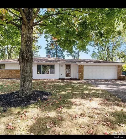 24220 Sunnypoint Dr, Southfield, MI 48033