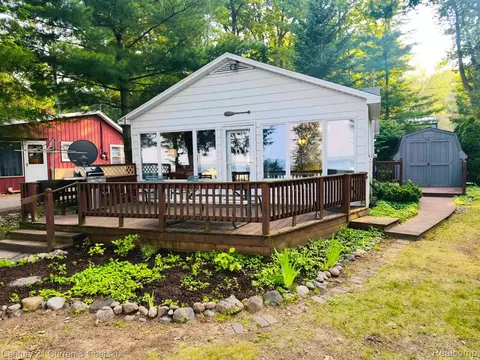 2744 W Higgins Lake Dr, Lyon, MI 48653