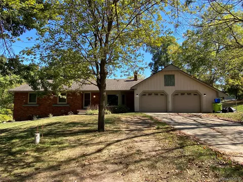 5550 Mckeachie Rd, White Lake, MI 48383