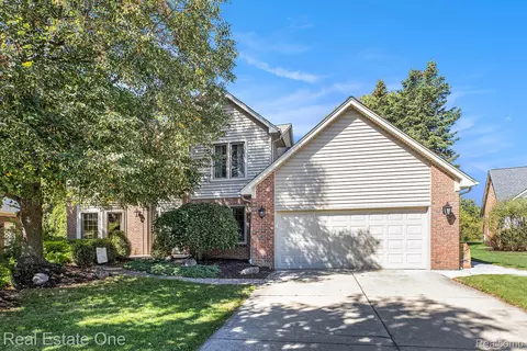 2833 Bywater Dr, Troy, MI 48085