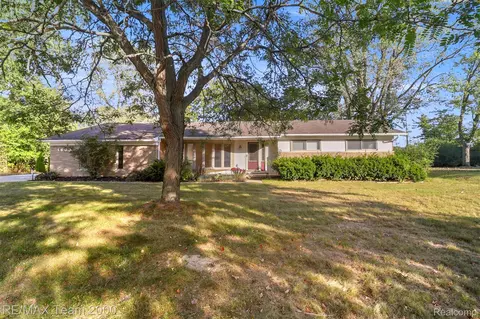 1659 Ledbury Dr, Bloomfield Hills, MI 48304
