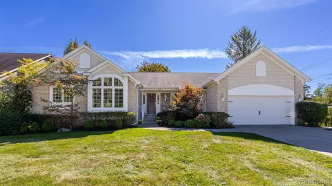 2207 Langham Dr, West Bloomfield, MI 48323