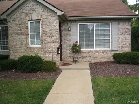 222 Countryside Ln, Highland, MI 48357