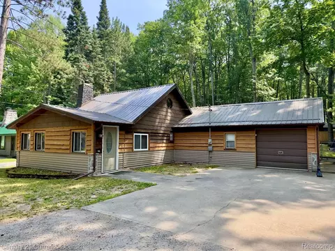 111 Petoskey Dr, Lyon, MI 48653