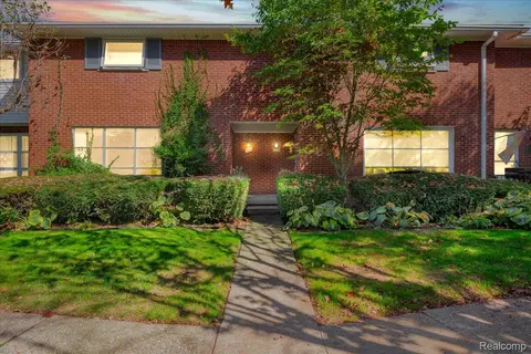 320 Neff Rd, Grosse Pointe, MI 48230