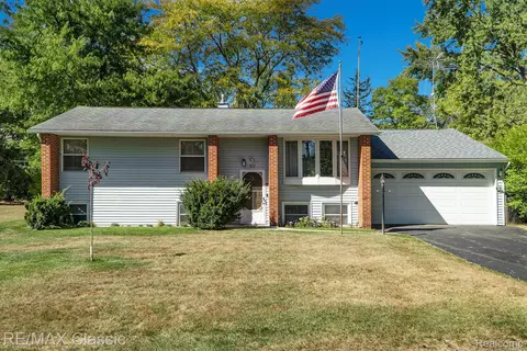 822 Manzano Dr, Wolverine Lake, MI 48390