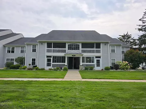 12516 Saint Andrews Way #23, Fenton, MI 48430