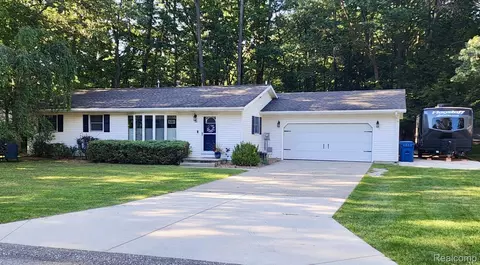 340 E Hanover St, Pentwater, MI 49449