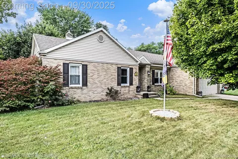 225 Beechwood Ct, Flushing, MI 48433