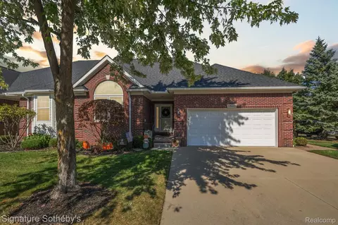 3569 S Galaxy Blvd #30, Sterling Heights, MI 48314