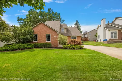 319 Pine Creek Ct, Waterford, MI 48327