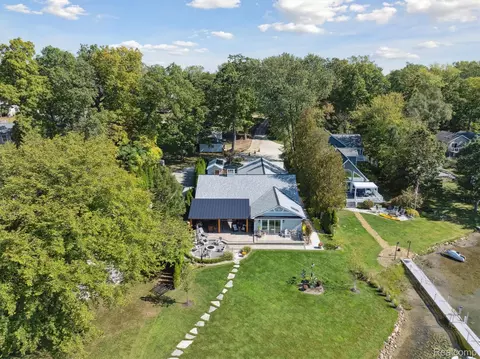 600 Black Oaks Trl, Genoa, MI 48843