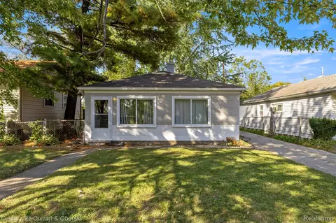 32360 Carlisle Pkwy, Wayne, MI 48184