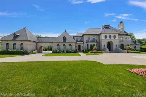 5466 Orchard Ridge Dr, Oakland, MI 48306