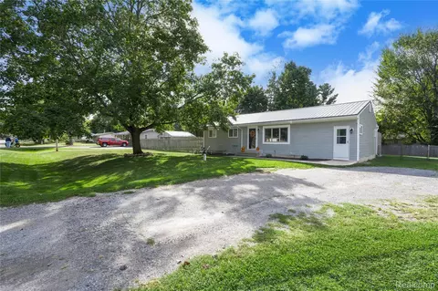 9115 Maplewood Dr, Clio, MI 48420