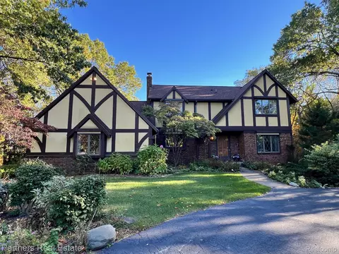 5618 Mountain Rd, Genoa, MI 48116