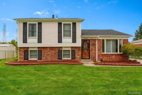 19117 Hyde Park Ct, Woodhaven, MI 48183